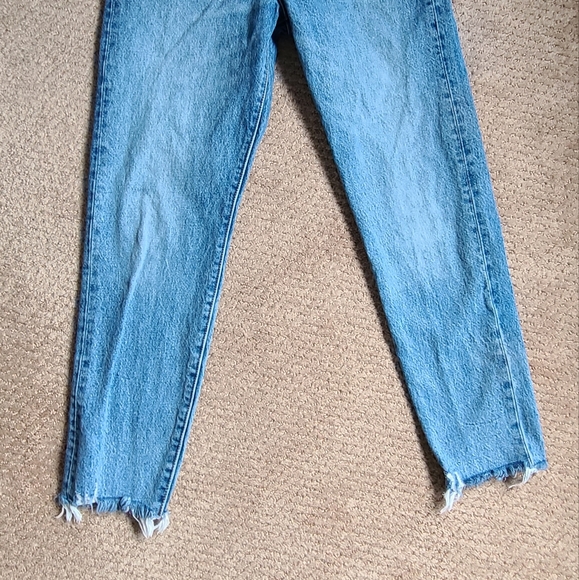 Levis size 28 wedgie ankle pant distressed hem - Picture 2 of 4
